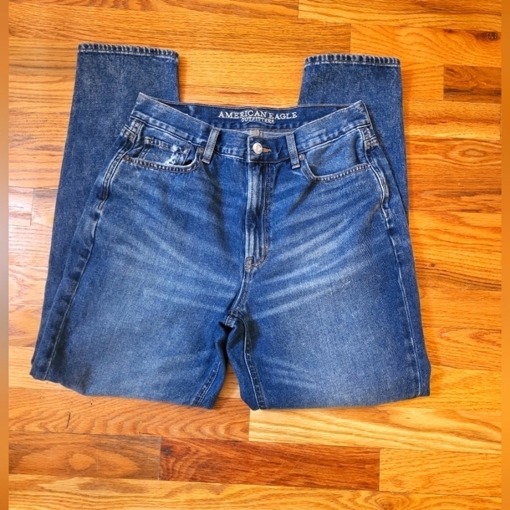 American Eagle Outfitters Distressed 90s inspired Mom Jeans(6)